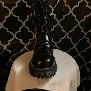 New men’s boots size 10